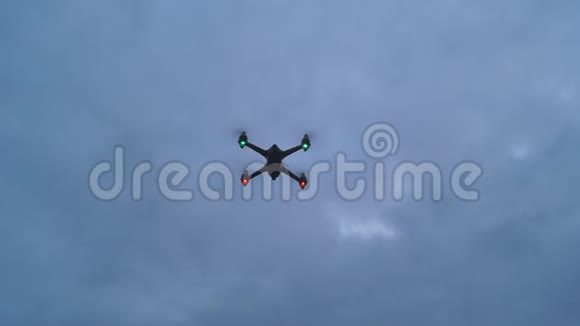 无人机在天空中盘旋视频的预览图