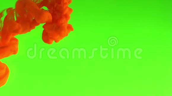 墨水在水里红色油漆的酸性绿色反应在水中创造抽象的云形可用作过渡视频的预览图