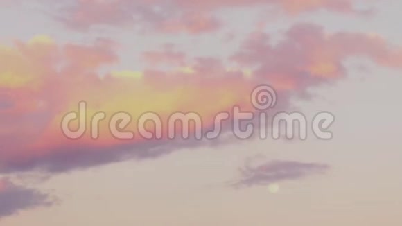 日落时云彩被涂在红日里视频的预览图