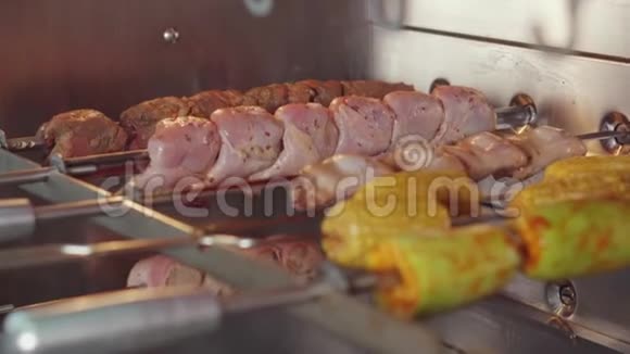 蔬菜和肉烧烤在烤焦里的大转子上烹饪视频的预览图