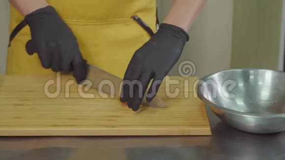 厨师在切菜板上切菜然后扔进金属碗里视频的预览图