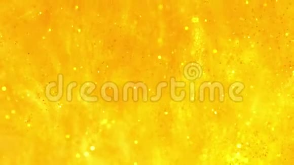 灿烂的金色背景上有闪亮的粒子神奇的金子在水中闪闪发光抽象背景可用作视频的预览图