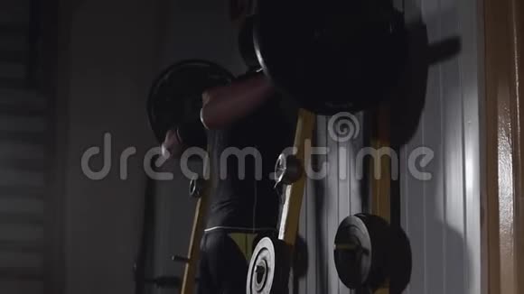 在健身房蹲体育运动中的年轻运动员训练有重量的蹲体育概念视频的预览图