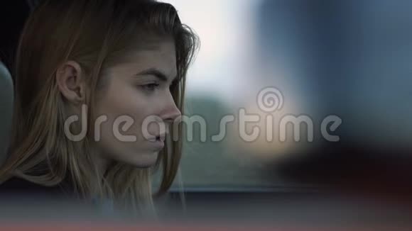 女孩为开一辆车而难过这辆车是一个时髦的模特忧郁视频的预览图