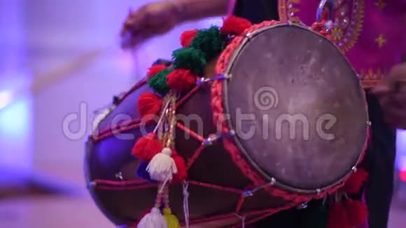 印度教婚礼传统鼓手演奏乌萨视频的预览图