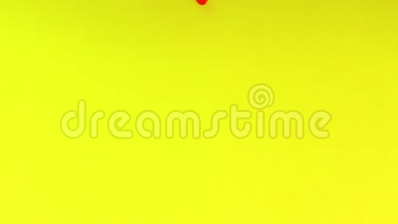 墨水在水里红色油漆黄色反应在水中形成抽象的云层可用作转换添加视频的预览图
