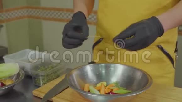 男厨师用干菜盐胡椒倒油调味蔬菜沙拉视频的预览图