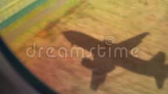 从靠窗座位的角度看飞机着陆的阴影视频的预览图