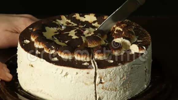 切奶油蛋糕切巧克力蛋糕为生日派对4K视频的预览图