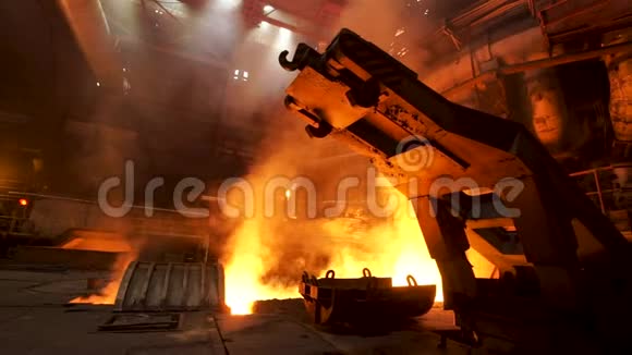 一种在热车间有钩子的机构在冶金厂有上升的烟雾和燃烧的火库存数据视频的预览图