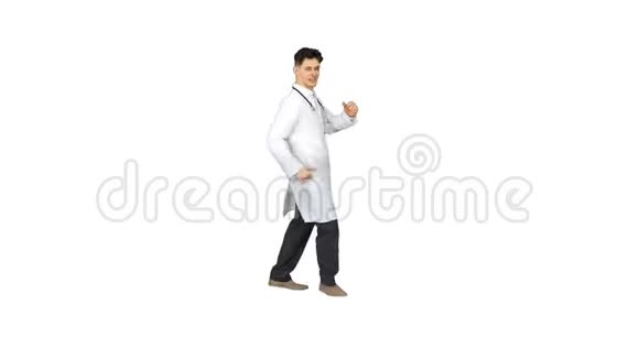 年轻的医生穿着实验室外套在白色背景上跳舞视频的预览图