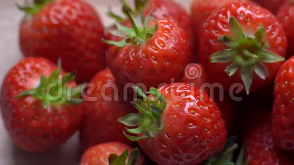 合上新鲜草莓视频的预览图