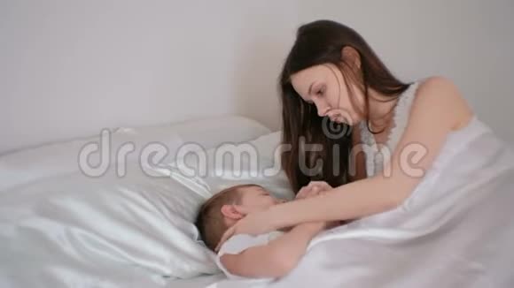妈妈让她儿子上床睡觉男孩不想睡觉视频的预览图