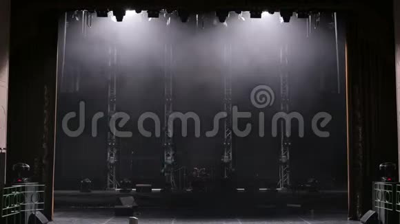 白色舞台灯光音乐会灯光专业设备视频的预览图