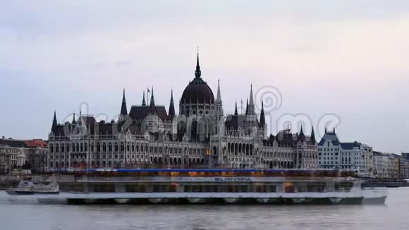 布达佩斯在匈牙利议会日夜不得安宁视频的预览图
