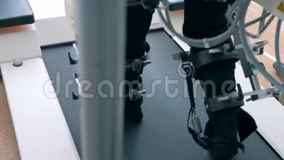 病人的腿被训练机器拴住慢慢地沿着跑道行走视频的预览图
