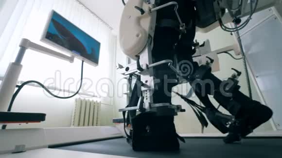 在步行练习中人的腿与训练机器的结合紧密电子医疗机器人视频的预览图