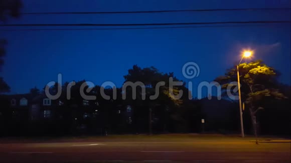 城市道路交通夜间行车侧视图城市生活城市景观与街灯在黄昏视频的预览图
