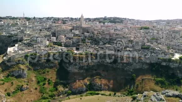 意大利城市周围环绕的马特拉古镇的鸟瞰图视频的预览图