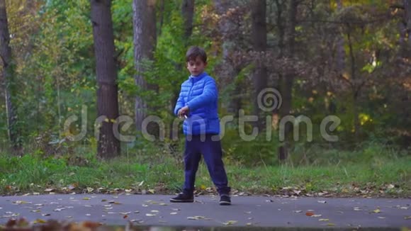 秋季公园户外儿童玩具陀螺仪视频的预览图