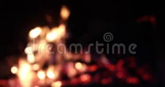 有明亮的红色和橙色圆圈的火美丽的火灾背景视频的预览图