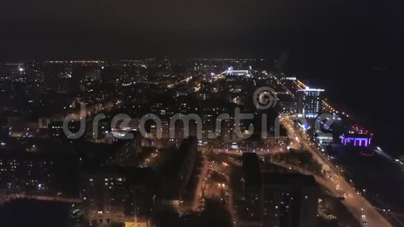 大城市的夜间灯光空中景色汽车在道路上行驶视频的预览图