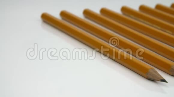 一排铅笔在白色的表面上视频的预览图