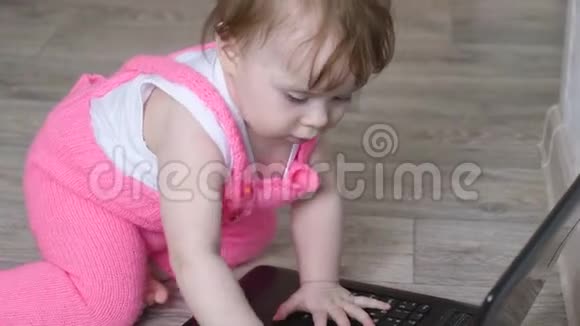 孩子和电脑小女孩在玩手提电脑视频的预览图
