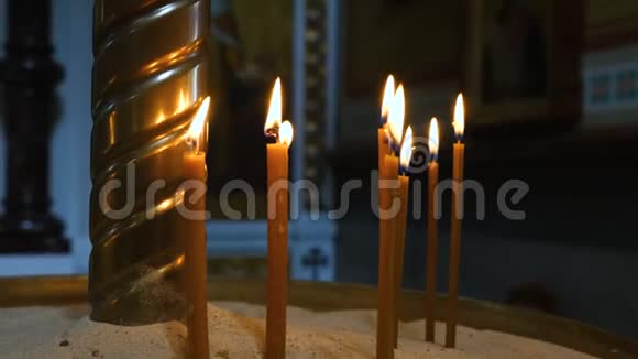教堂里燃烧着薄薄的蜡烛视频的预览图