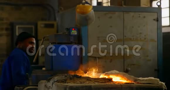 在第4k车间的熔炉中熔化金属视频的预览图