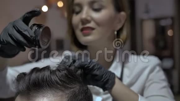 女理发师一个男人头上的粉末视频的预览图