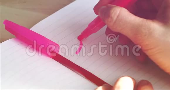 女人手在笔记本上写字爱视频的预览图