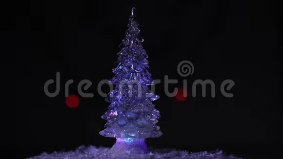 圣诞节的冷杉树在明亮美丽和五彩缤纷的火焰的背景下旋转视频的预览图