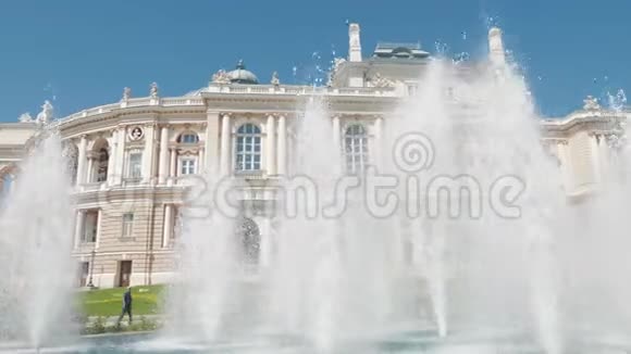 敖德萨歌剧院和芭蕾舞剧院附近喷泉的滑动镜头视频的预览图