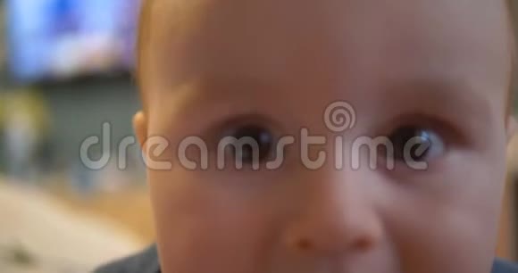可爱的小男孩在镜头前笑着慢动作4K视频的预览图