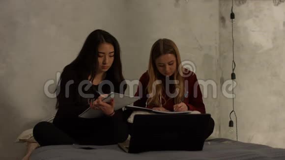 可爱的高中女生在家一起学习视频的预览图