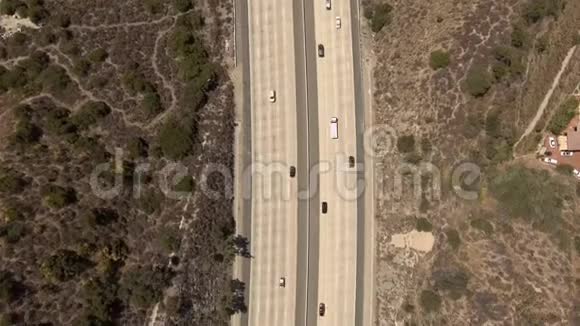 空中拍摄加州有移动交通的道路视频的预览图