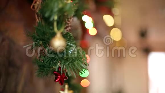 戴着针织毛衣和帽子挂着圣诞袜或袜子的长胡子男人壁炉上方装饰着五颜六色的视频的预览图