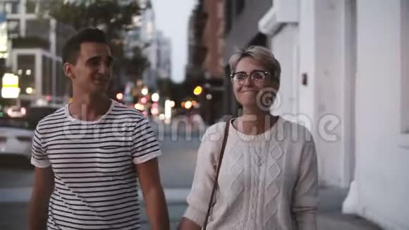 幸福的微笑浪漫夫妇牵着手边走边谈晚上索霍纽约享受夜晚的城市视频的预览图