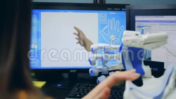 使用机械臂在计算机上3D型建模视频的预览图