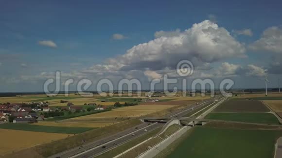 A8高速公路的鸟瞰图和棉签上的风力涡轮机视频的预览图