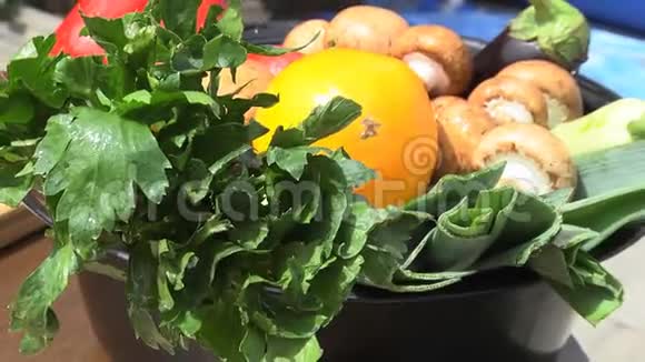 桌子上的蔬菜和调味品视频的预览图