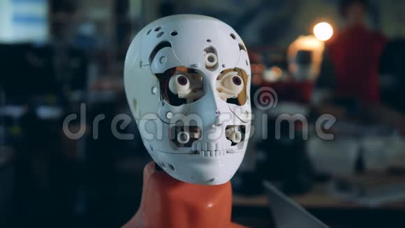 机械机器人的眼球在移动视频的预览图