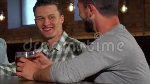 一群在酒吧里喝酒的年轻朋友视频的预览图