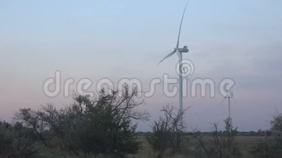 日落时分的风力发电厂视频的预览图