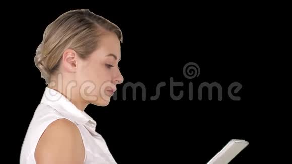 单身女孩在平板电脑上在线观看媒体内容阿尔法频道视频的预览图