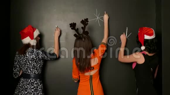 女孩们画一幅新年粉笔画视频的预览图