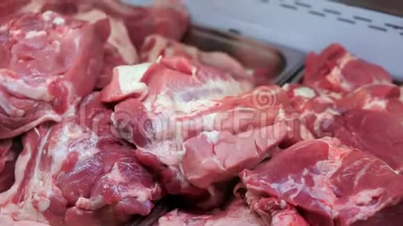 店内冰箱一堆生猪肉手肉手把肉翻过来视频的预览图