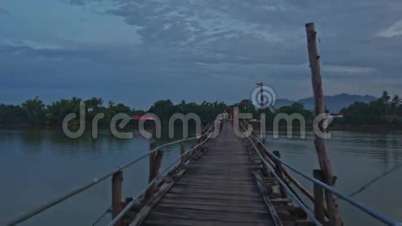 斯库特马夫沿着老桥穿过Dusk河视频的预览图