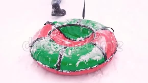 有人带着管子从山上滑下来冬天的乐趣视频的预览图